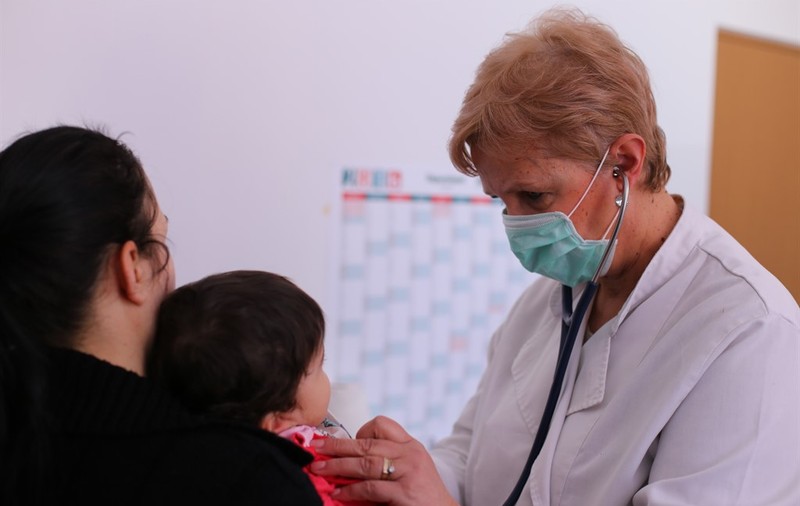 EXCLUSIV. Lipsa medicamentelor la sat, compensată de tradiţii. ”Vaccinul” la nou-născuţi: cârpe arse pe buric