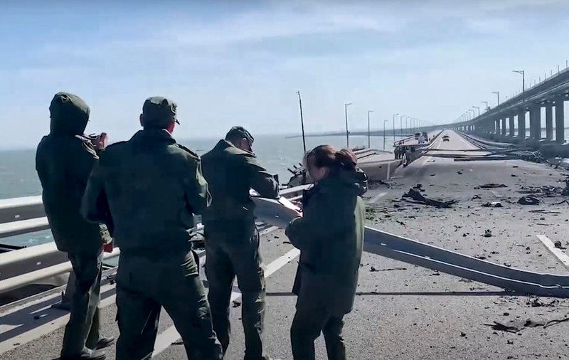 Serviciile speciale din Bulgaria investighează explozia camionului pe podul Kerci din Crimeea