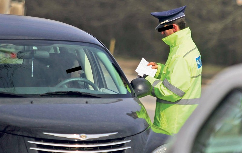Detalii incredibile din dosarul agenților de la Rutieră! Ca să scape de filaje, polițiștii își luau șpaga doar din portbagaj