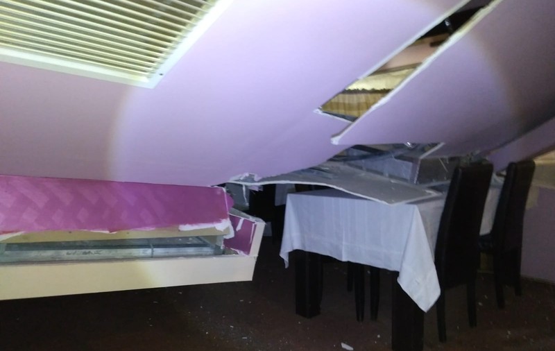 Anchetă în cazul tavanului prăbușit peste clienți într-un mall din Vaslui. Poliția și Inspectoratul în Construcții fac verificări / FOTO