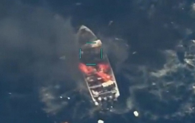 Momentul în care o barcă a fost distrusă cu o bombă, de SUA, în „războiul din Pacific"