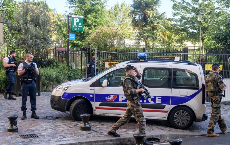 Atentat cu bombă dejucat în Paris. Cinci persoane au fost arestate