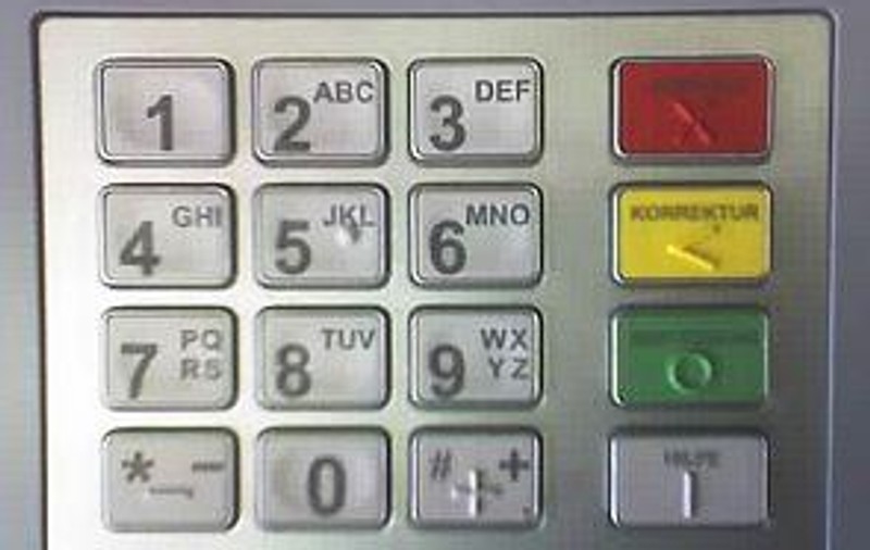 A apărut bancomatul care merge fără PIN! Îți dă bani doar după ce îți recunoaște fața! 