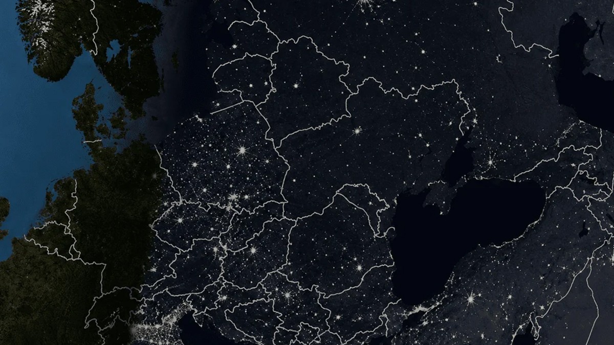 Imagine din satelit sub forma unei hărți în intuneric, granițele fiind luminate pentru a vedea tările cu zona din jurul peninsulei Crimeei.