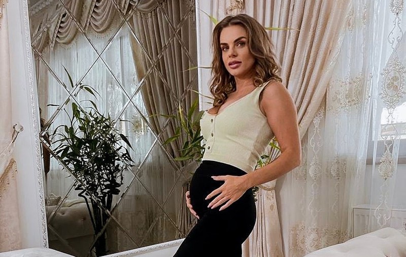 Jojo s-a fotografiat cu burtică de gravidă: „Lui Paul i se va ridica tensiunea”