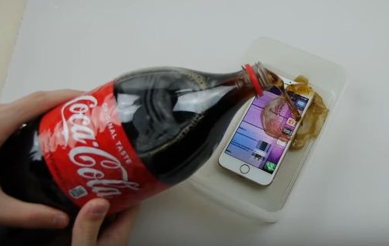 A scufundat un iPhone 8 în Coca-Cola și l-a lăsat acolo 7 zile. Uite ce s-a întâmplat cu telefonul | VIDEO