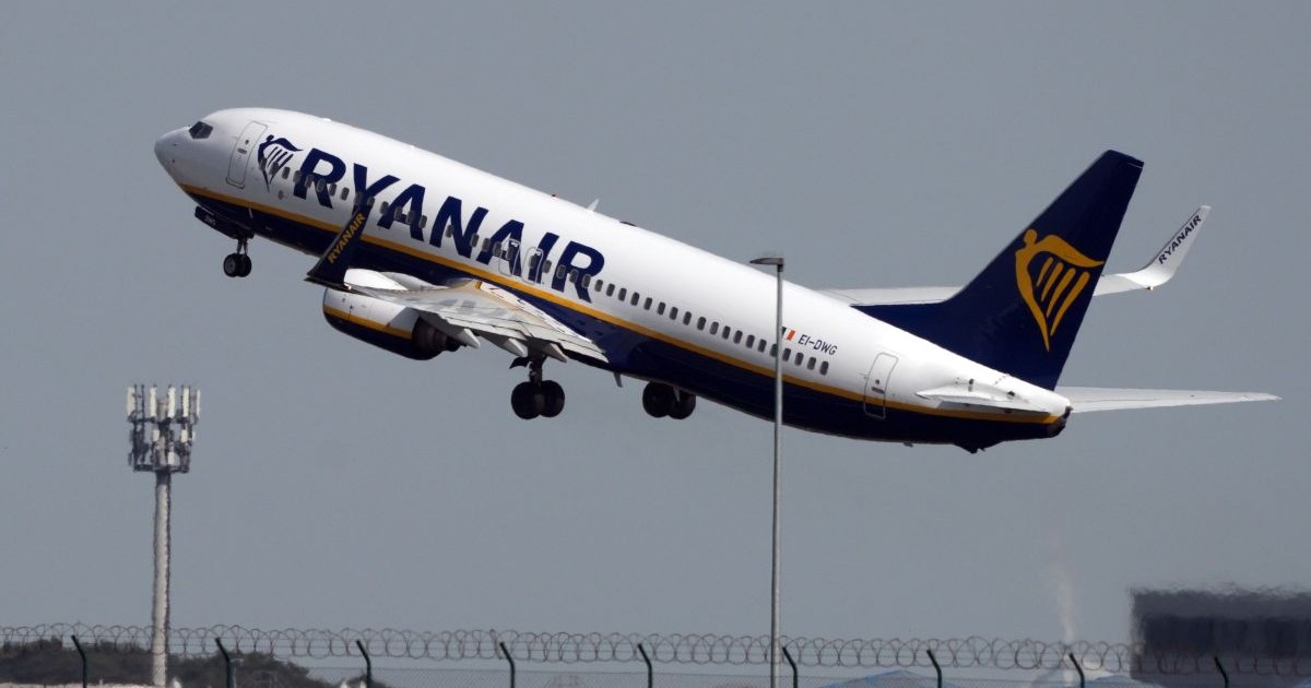 Un avion Boeing-ul 737 al companiei aeriene Ryanair decolează din Berlin.
