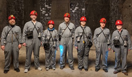 Cercetători implicați în proiectul centralei geotermale de la Solotvino, Ucraina, în timpul unei vizite de lucru într-o mină de sare. Proiectul este dezvoltat cu sprijinul specialiștilor britanici, ucraineni și polonezi. Foto: Universitatea Aberystwyth.