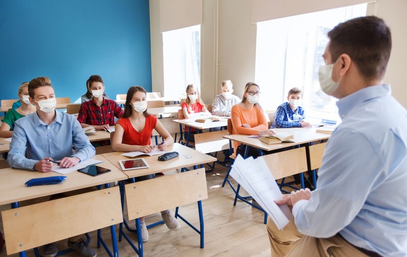 Adolescenții transmit COVID-19 la fel ca adulții, chiar dacă fac forme mai ușoare ale bolii. Ce înseamnă asta pentru redeschiderea școlilor?