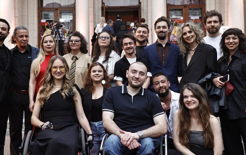 Trofeu pentru incluziune, dar acces prin ușa pentru decoruri și marfă! Culisele tehnice de la Gala UNITER: Ce s-a întâmplat în spatele scenei cu actorii în scaun rulant ai piesei „Supernormalii”