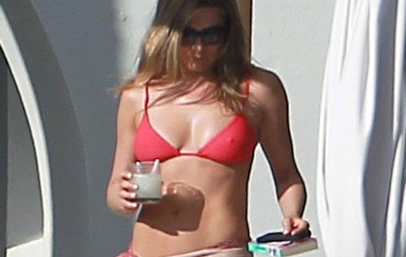 Aşa arată o femeie însărcinată cu gemeni? Jennifer Aniston a ieşit la plajă, dar unde-i burtica? | FOTO