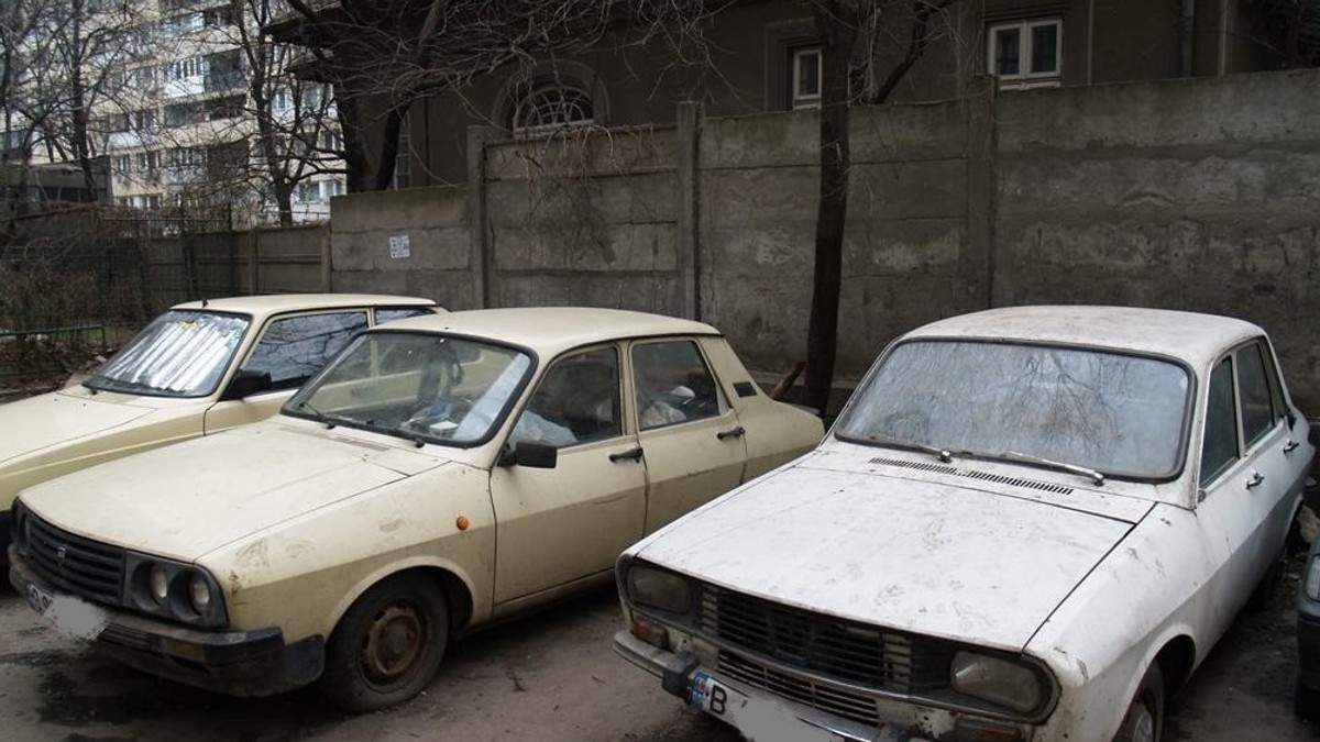 Mii de mașini abandonate de proprietari zac în parcările Capitalei