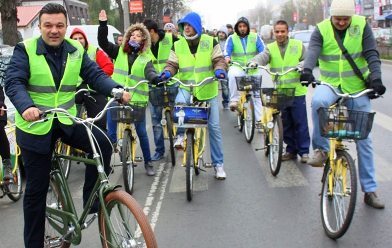 Se plimbă de aproape o lună cu bicicleta printre alegători 