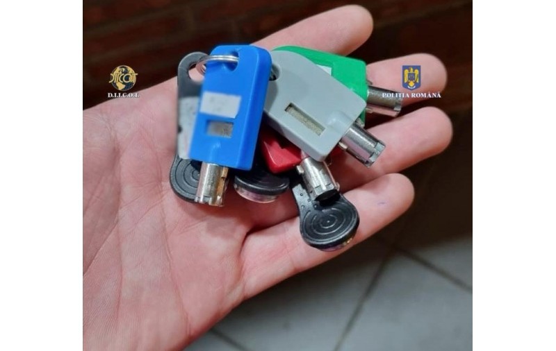 Percheziții în Capitală și alte două județe la o grupare care frauda aparatele de jocuri de noroc din cazinouri