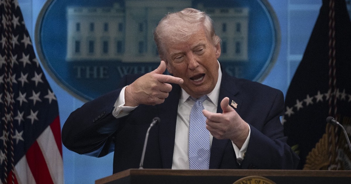 WASHINGTON DC, STATELE UNITE - 6 APRILIE: Președintele Statelor Unite, Donald Trump, susține o conferință de presă în sala de conferințe de presă James S. Brady de la Casa Albă pe 6 aprilie 2026, la Washington DC, Statele Unite.