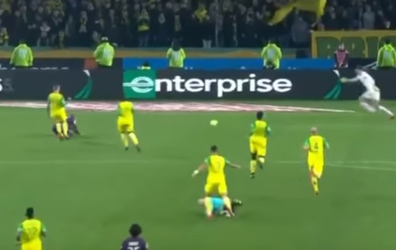 Arbitrul s-a împiedicat de un jucător, iar apoi a vrut să-l și ”cotonogească”. Fiindcă nu a putut să-l lovească, l-a eliminat! | VIDEO