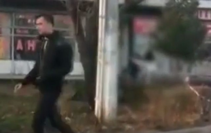 S-au luat la bătaie în văzul lumii. Două fete din Târgovişte şi-au împărţit pumni şi picioare în centrul oraşului | VIDEO