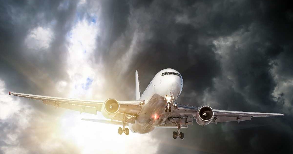 Avion de pasageri și norii întunecați de furtună