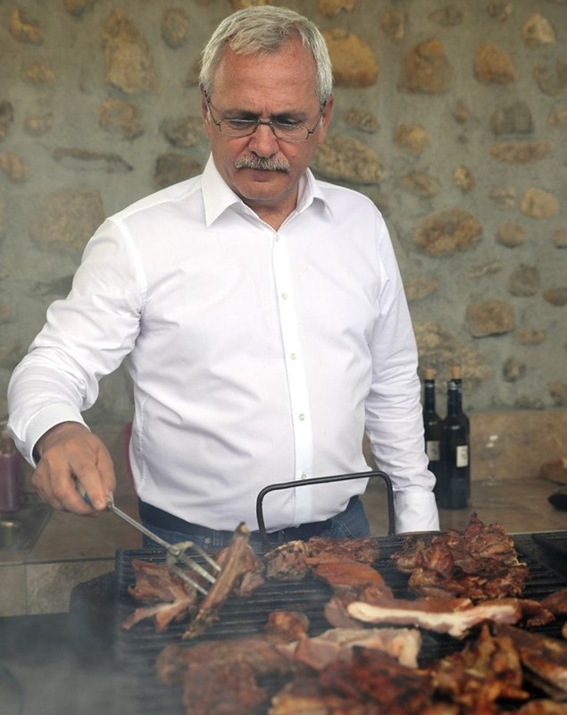 FOTO | Dragnea a făcut friptură şi bulz cu oierii din Poiana Sibiului. Liderul PSD va apărea din nou la Viața Satului!