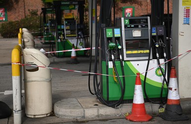 Mii de benzinării din Marea Britanie au rămas fără combustibil