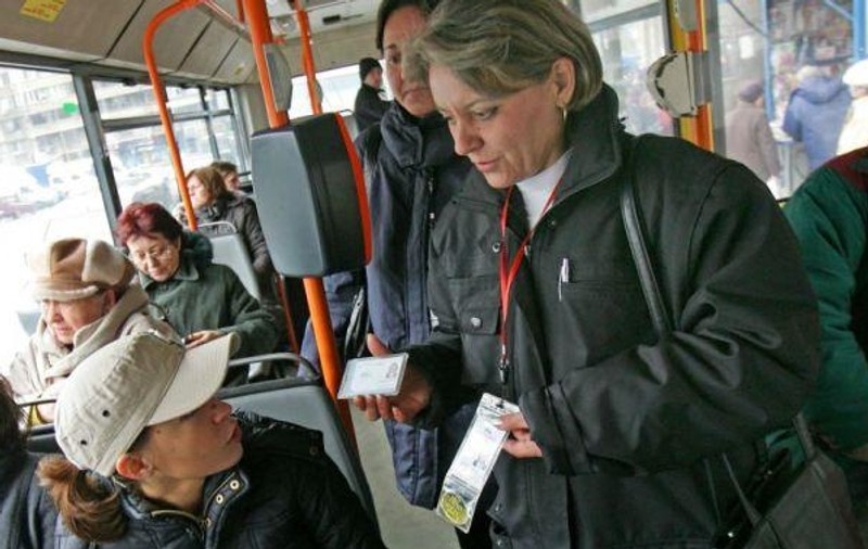 Pensionarii care circulă cu autobuzul în Bucureşti riscă amenzi uriaşe, chiar dacă au gratuitate