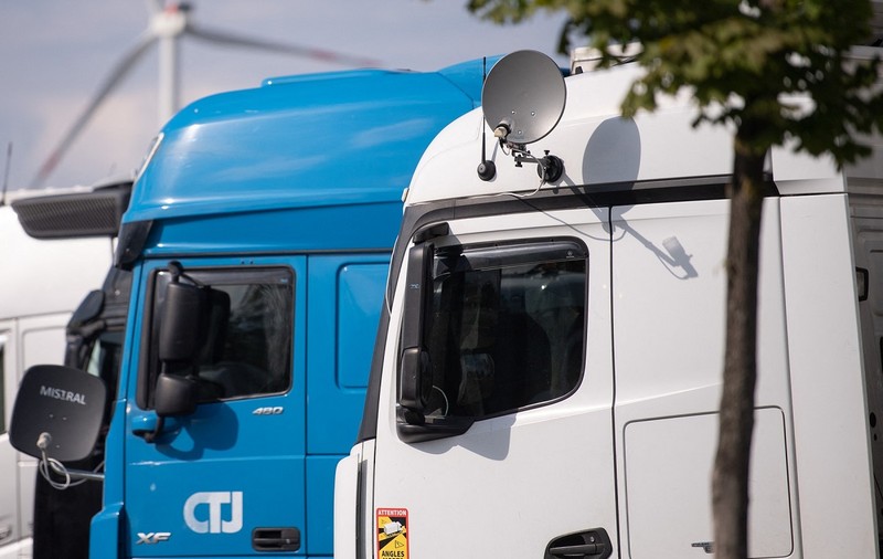Un șofer român de TIR a scăpat cu viață și a salvat un coleg gazat în cabină de tâlhari, în parcare, în Franța