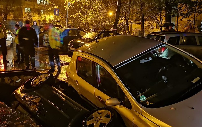 Accident uluitor în București | Două mașini au căzut într-o groapă săpată de RADET