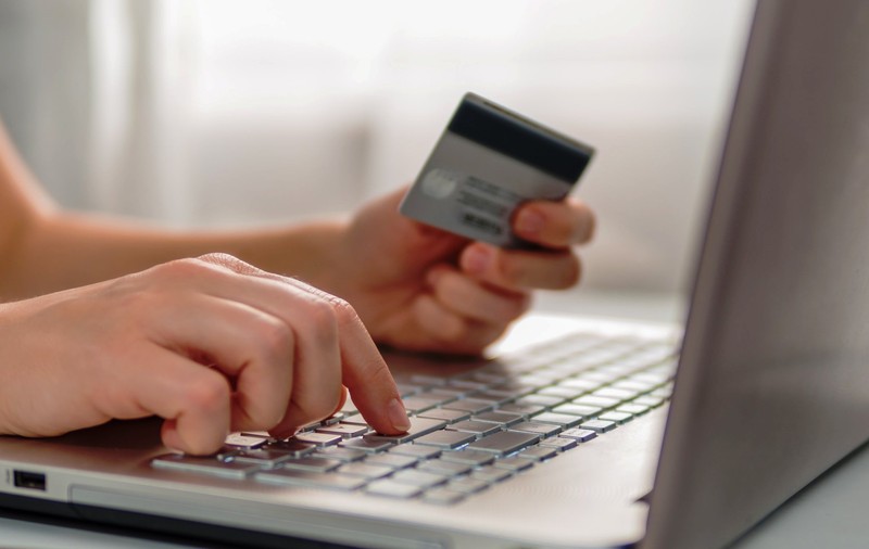 Cum poți să transferi online bani dintr-un cont în altul