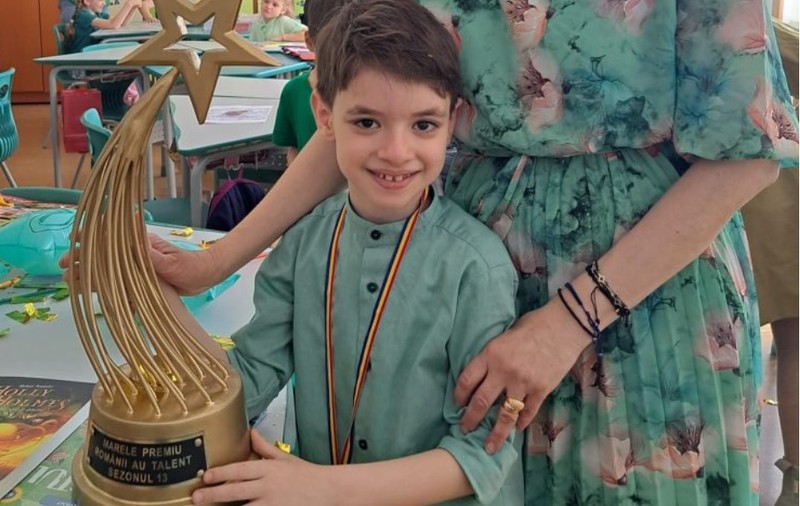 Rareș Prisacariu a dus la școală, în Botoșani, trofeul de la „Românii au talent”. Cum l-au primit colegii și învățătoarele pe câștigător