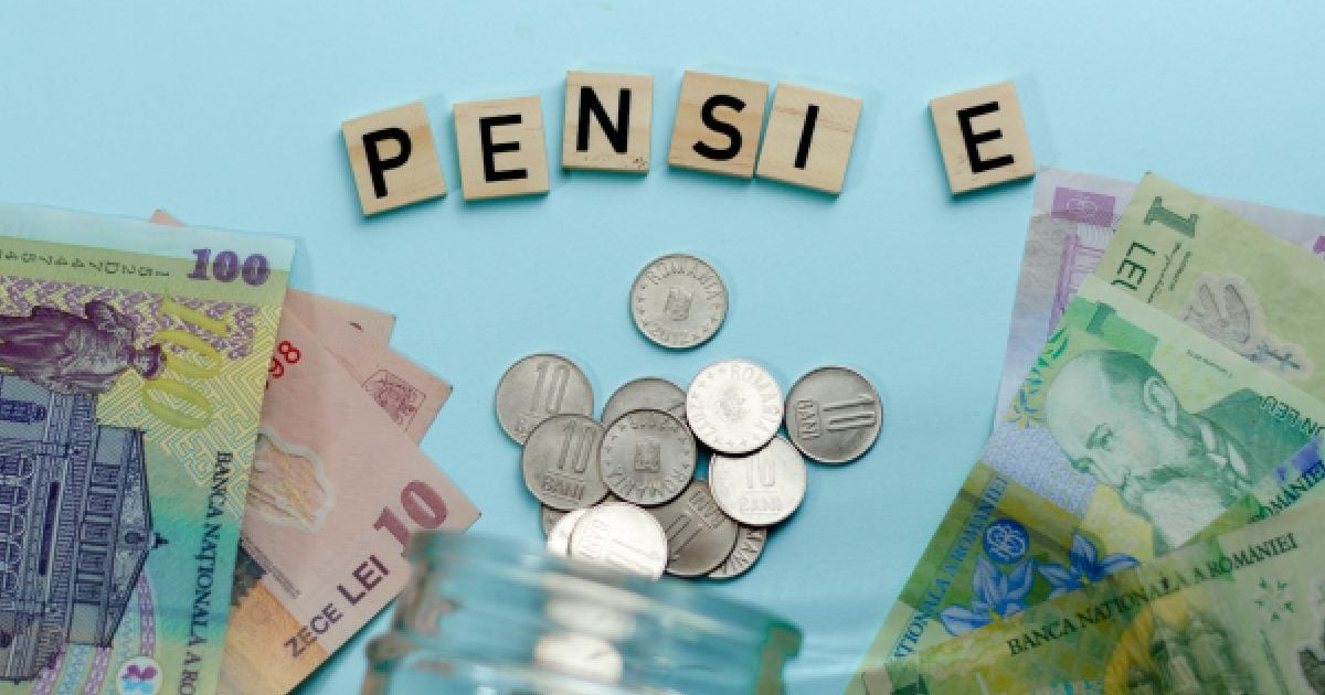 Aceasta este o fotografie care prezintă un prim-plan al unei suprafețe de culoare albastru deschis, pe care sunt așezate în semicerc litere din lemn care formează cuvântul „PENSIE”. Sub litere se vede o mică grămadă de monede. În jurul literelor și monedelor se află diverse bancnote colorate, inclusiv bancnote românești.