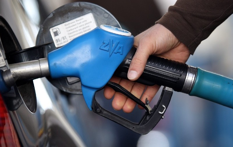 Un șofer alimentează mașina. Foto: Getty Images