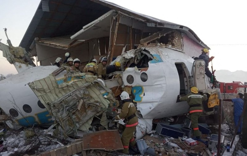 VIDEO | Un avion cu aproape 100 de pasageri s-a prăbușit în Kazahstan. Cel puțin 15 oameni au murit