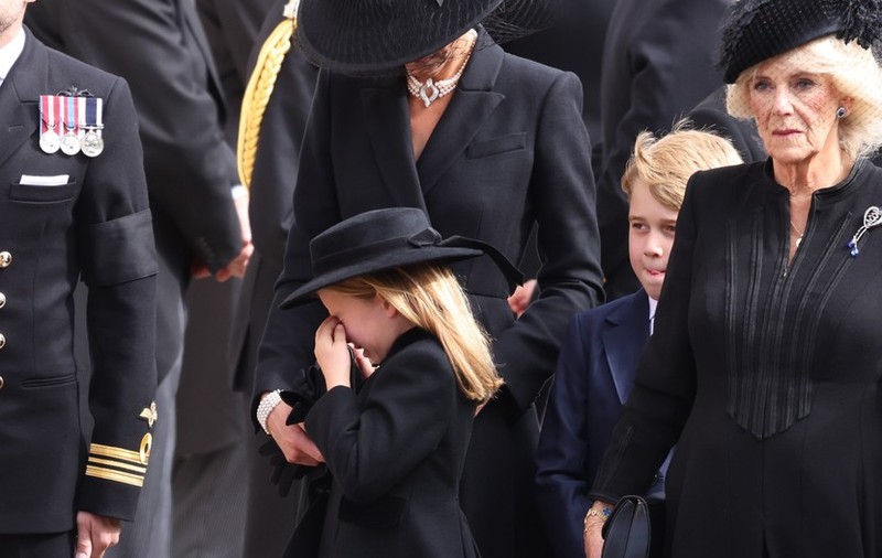 Prințesa Charlotte și prințul George au plâns la funeraliile reginei Elisabeta a II-a
