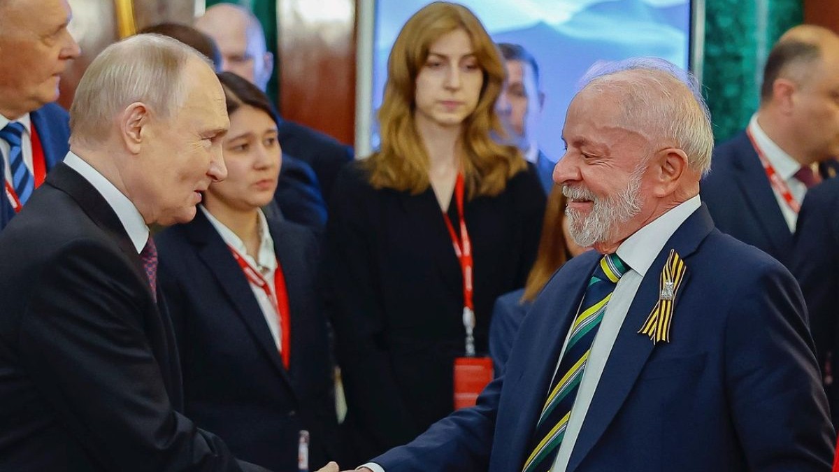 Președintele brazilian Luiz Inácio Lula da Silva, dreapta, dă mâna cu Vladimir Putin, stânga, la recepția de Ziua Victoriei