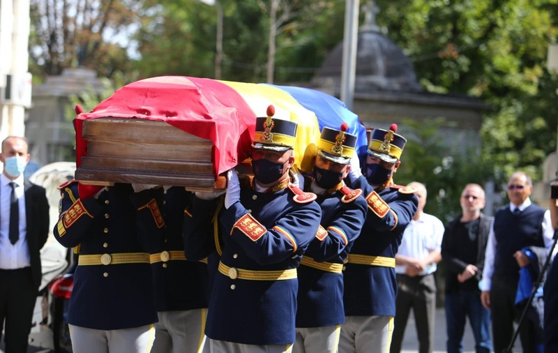 Ion Caramitru a fost înmormântat la Cimitirul Bellu. Ana Blandiana: „Am sentimentul că se termină o epocă”