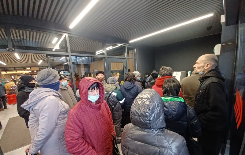 EXCLUSIV. Filmări din centrul orașului Mariupol, portul ucrainean atacat de ruși. „Oamenii își păstrează calmul la cozi uriașe”, transmite trimisul special Libertatea