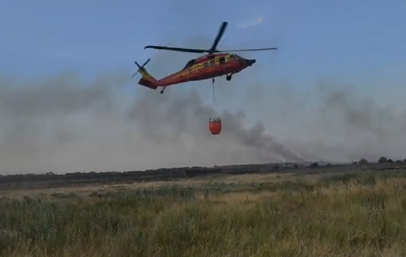 Incendiu de vegetație reaprins în Chilia Veche, Tulcea. Intervin două elicoptere Black Hawk