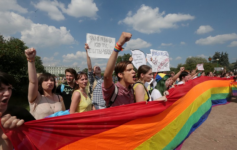 Parlamentarii ruși propun extinderea legii privind „propaganda gay” la toți adulții. Cum își motivează demersul