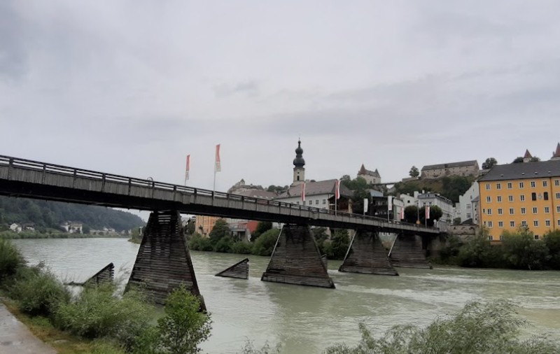 Culmea frontierei! Navetiștii austrieci nu pot traversa un pod înapoi spre casă, din cauză că pe partea germană e sens unic