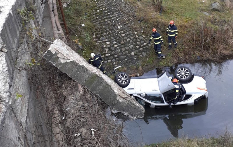 Trei persoane au fost rănite după ce o mașină a derapat pe Valea Oltului și a căzut de pe pod | VIDEO