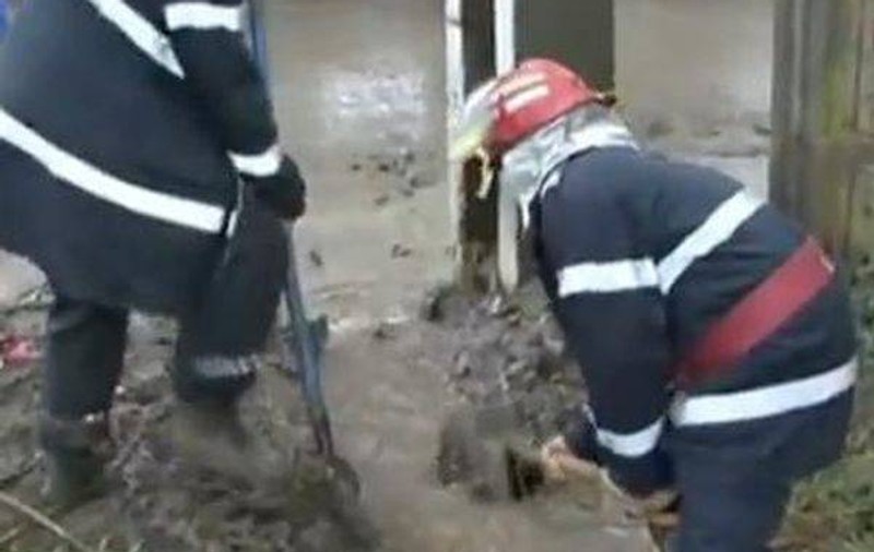 Incendiu la un depozit de deşeuri la Aro Câmpulung, unde sunt inclusiv cianuri! Patru pompieri au fost răniţi