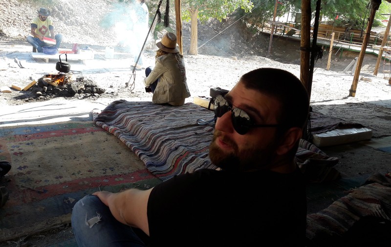 REPORTAJ/ Talik, beduinul hippie cu fermă de cămile. Merge desculț prin deșert și ”aruncă” pita ca un pizzer italian!