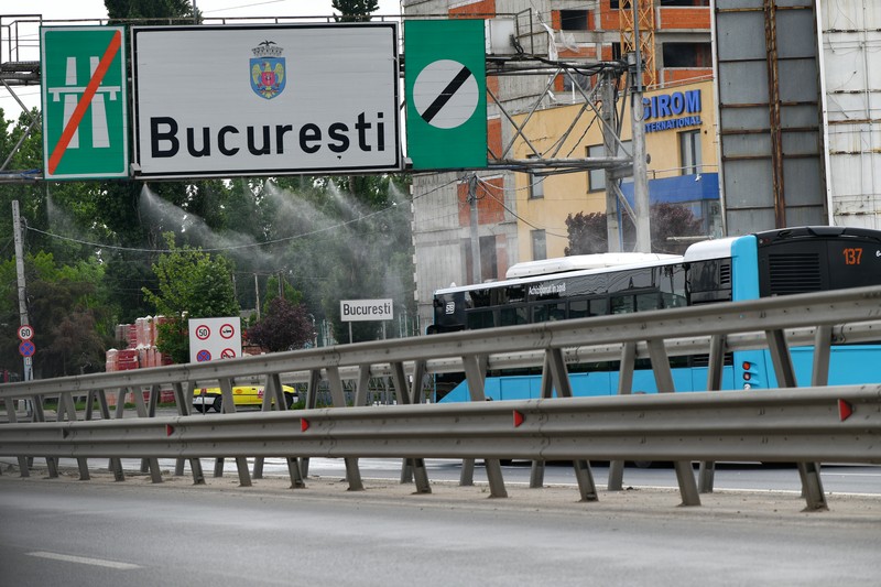 Mașinile care intră în București sunt stropite cu soluție