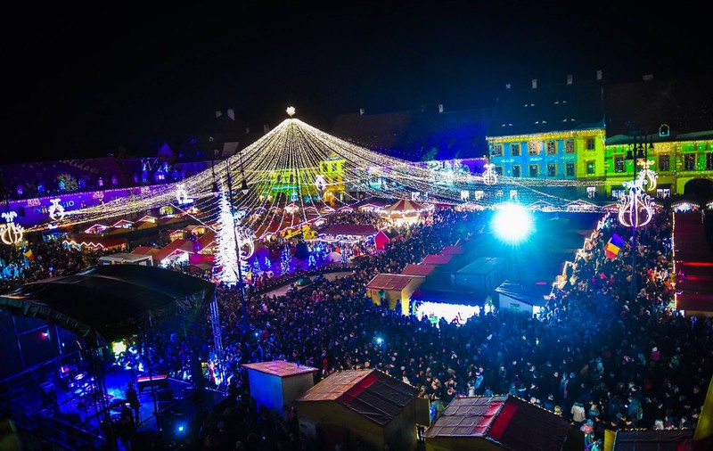 GALERIE FOTO| S-a deschis târgul de Crăciun de la Sibiu. Ediția din 2018 este dedicată Centenarului