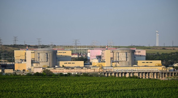 Cele două reactoare ale Centralei Nucleare de la Cernavodă
