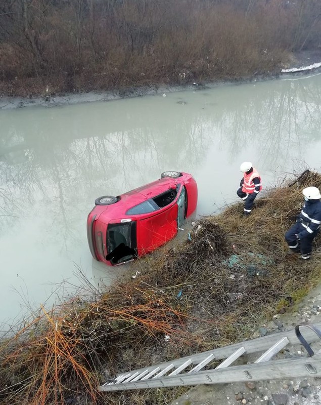 Primăria din Bistrița, amendată după ce o șoferiță  s-a răsturnat cu mașina în albia unui râu