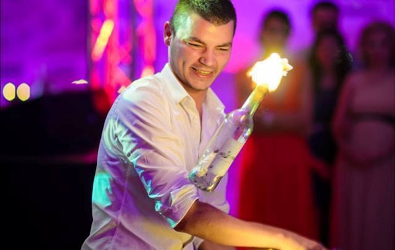 Ţi-l mai aminteşti pe TALENTATUL BARMAN de la "Românii au talent", admirat de mii de domnişoare? Iată cum arată IUBITA lui Valentin Luca! FOTO