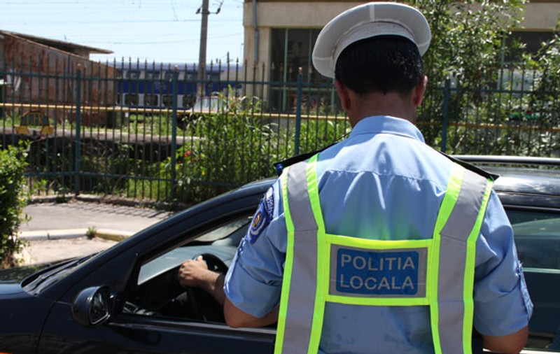 Polițist local, lovit cu mașina de un primar