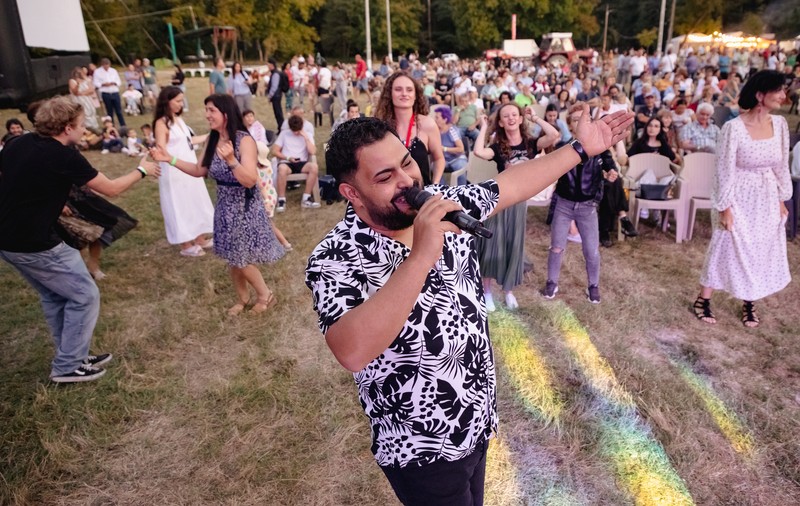 REPORTAJ Actorul Cuzin Toma a venit cu Taraful Caliu să aducă Film în Sat, la Peștișani, Gorj: „Să știe oamenii care m-au văzut crescând că joc și roluri serioase!”