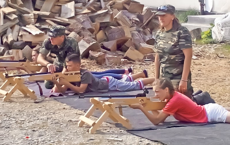 Se antrenează ca soldaţii! Peste 100 de tineri şi de copii au parte de senzaţii tari în tabăra militară de la Sângeorz-Băi | FOTO